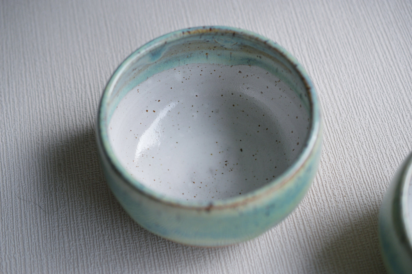 Becher Grün / Spots / flach